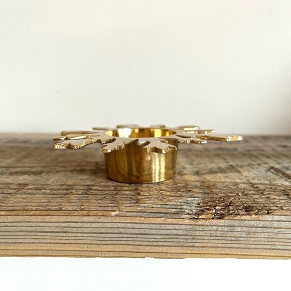 Brass snowflake votive candle holder - Picture 3 of 4